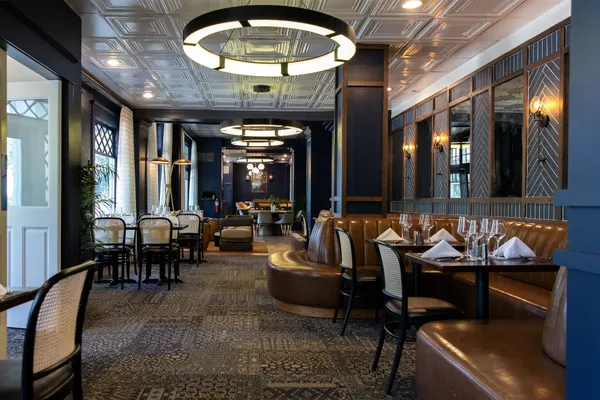 8595 Restaurant & Bar