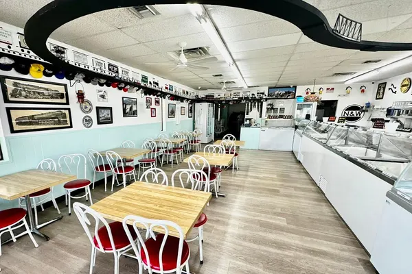 Daddy Dee's Ice Cream Parlor
