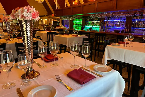 Delukas Restaurant & Bar