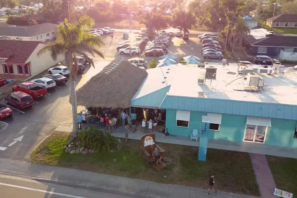 FINS Seafood & Dive Bar