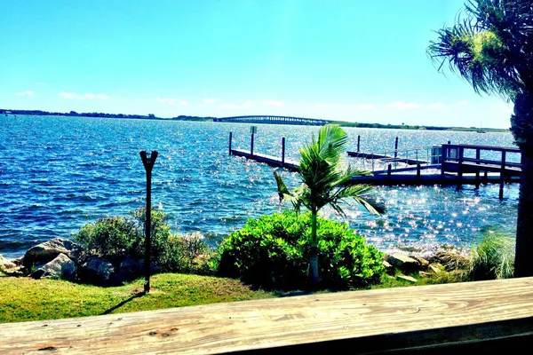 Grills Lakeside Seafood Deck & Tiki Bar