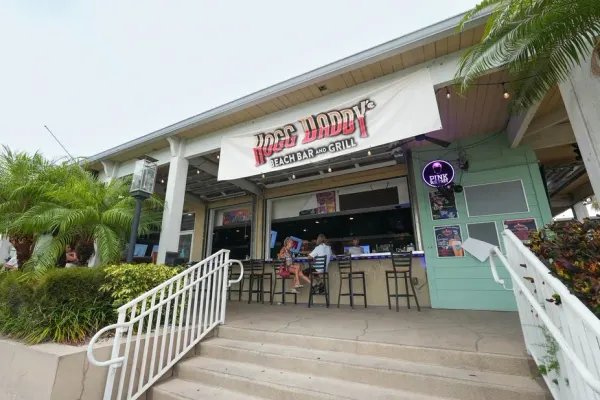 Hogg Daddy's Beach Bar & Grill