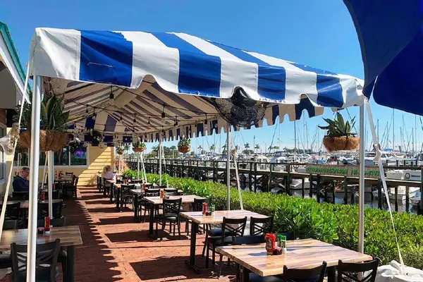 I'Lunie's Dockside Bar and Grill