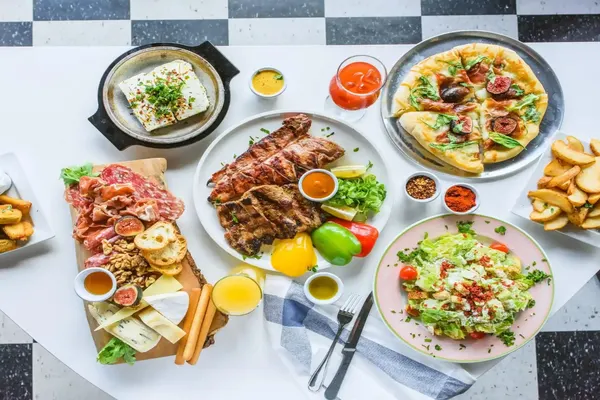 Los Tres Carnales Mexican Grill