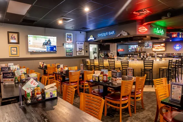 Lucky's Sports, Oyster, & Tiki Bar