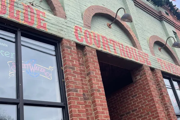 Olde Courthouse Tavern