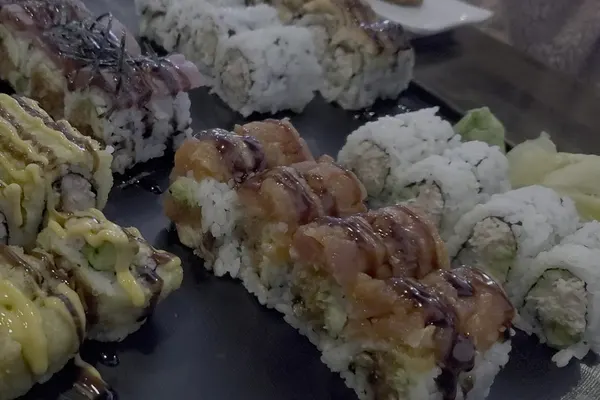 Sushi Yuka: Roll & Pho