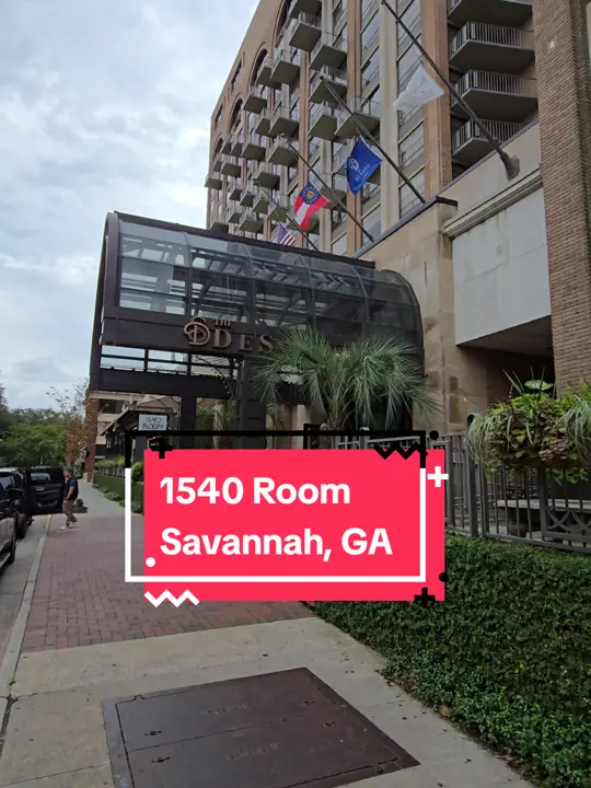 1540 Room in Savannah showing breakfast, garden omelet, cheesy grits, fresh fruit cup, crispy potatoes, video by latrell_no_sprewell on TikTok