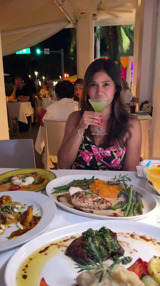 A Fish Called Avalon in Miami Beach showing review, visit, food, top sirloin, citrus chicken, branzino, jumbo shrimp, key lime pie, live music, video by miamiwonderful on TikTok