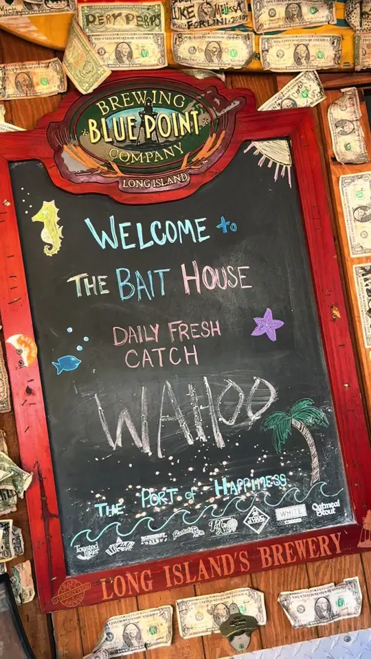 Bait House Tackle & Tavern in Clearwater showing review, restaurant visit, catch of the day, crab cake sandwich, burger, drunken shrimp, video by .usagi.tsukino on TikTok