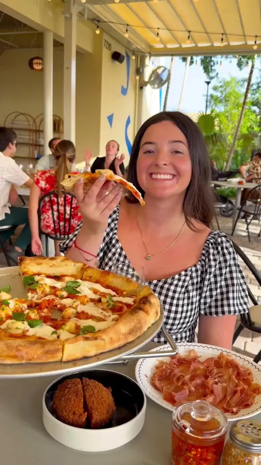 Bar Bucce in Miami showing restaurant, italian food, pizza, video by treatyoselfeverywhere on TikTok