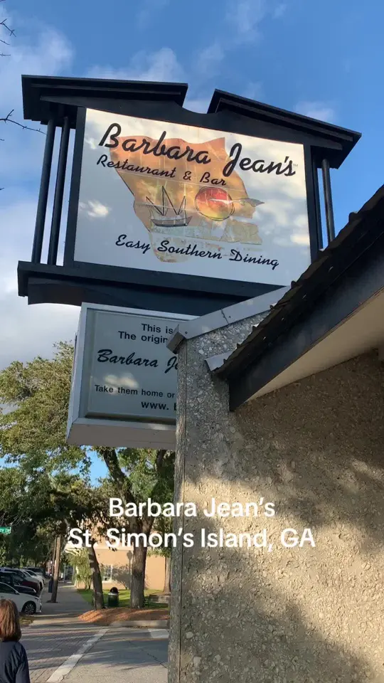 Barbara Jean's in St Simons Island showing review, visit, food, seafood, crabcakes, chocolate cobbler, video by loveatfirstsound on TikTok