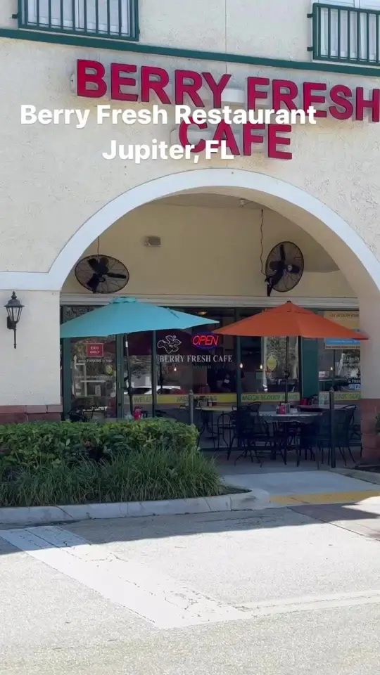 Berry Fresh Cafe in Palm Beach Gardens showing coffee, cinnamon cold brew coffee / food, blueberry fritters / food, homemade biscuits with blueberry jam and apple butter, video by travelingtastes on TikTok