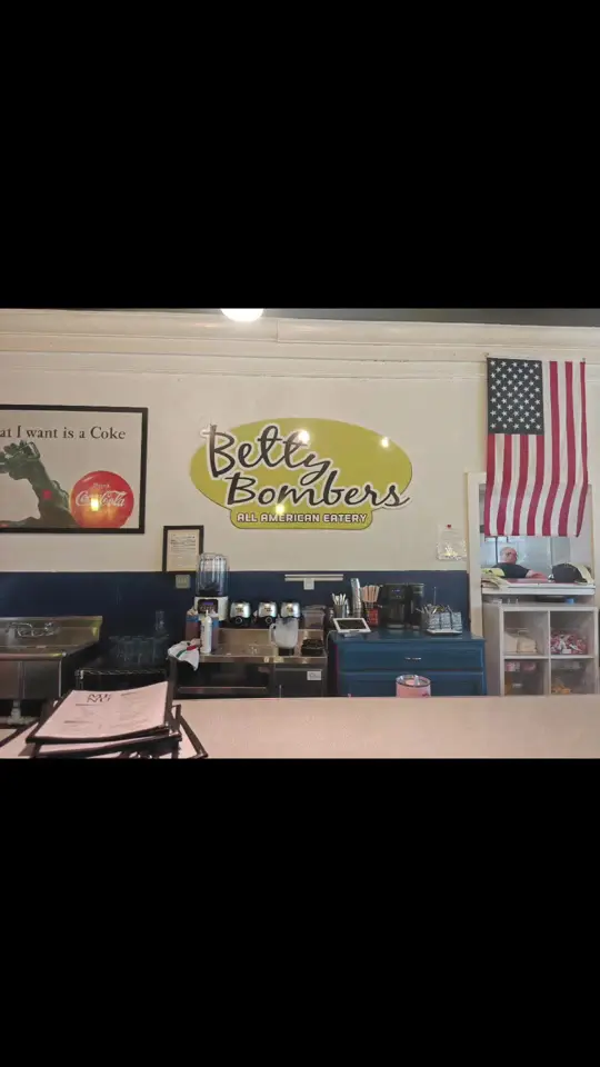 Betty Bombers in Savannah showing restaurant, diner, burgers, fries, milkshakes, 1940s-themed decor, video by nursemomlife247 on TikTok