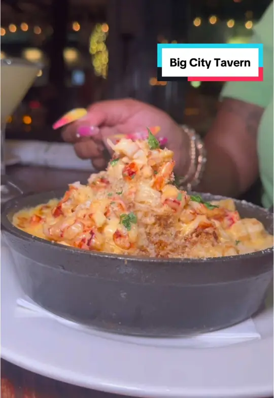 Big City Tavern in Fort Lauderdale showing restaurant visit, steaks, sauces, happy hour drinks, martinis, wine, weekend brunch, video by heavyinthecity on TikTok