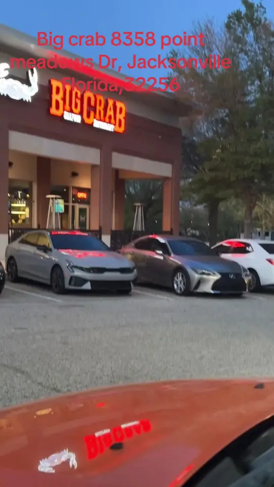 Big Crab in Jacksonville showing seafood, crabs, restaurant review, video by crazy_eatz on TikTok
