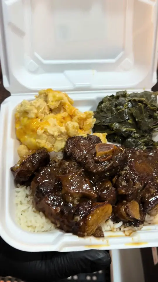 Big Mommas Kitchen GA in Savannah showing food, sunday dinner, video by bigmommaskitchenga.com on TikTok