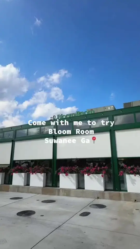 Bloom Room Social in Suwanee showing brunch, coffee dates, cozy atmosphere, spring vibes, gorgeous decorations, video by earthlyfoodss on TikTok