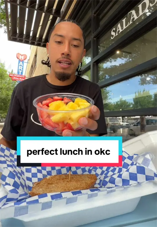 Blue Dolphin Cafe in Sarasota showing acai bowls, sandwiches, smoothies, salads, video by evertsilva6 on TikTok
