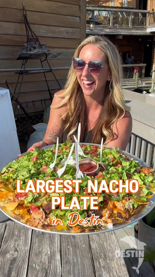  in Florida showing food, massive nacho plate, live music, waterfront views, oysters, video by todoindestin on TikTok