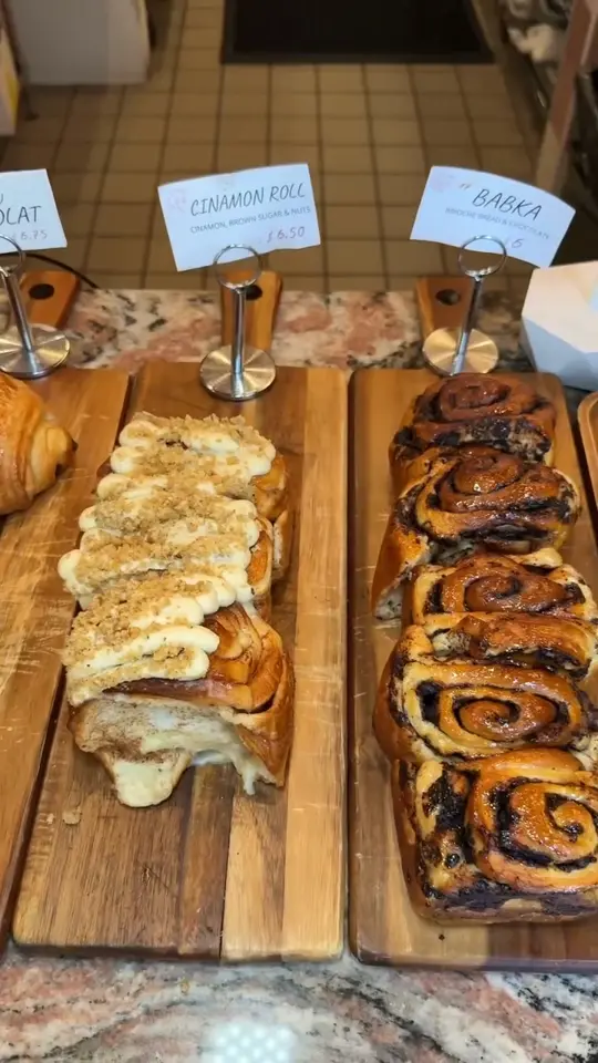 Bobe Kitchen & Bakery in Miami showing review, visit, french toast, chicken shawarma, chicken schnitzel sandwich, shakshuka, rose latte, dubai chocolate croissant, pistachio cappuccino, video by Alexandra Martin on Facebook