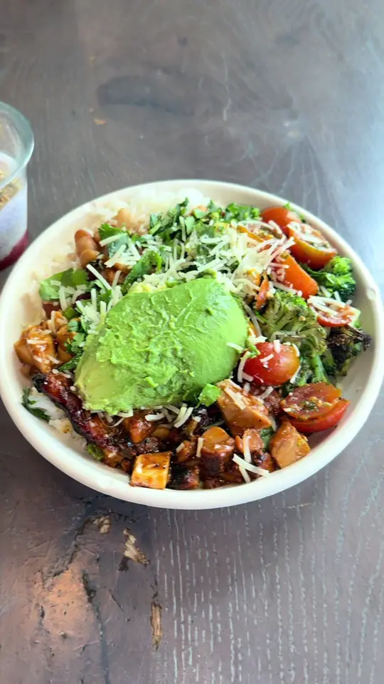 Bolay in Boca Raton showing food, teriyaki chicken, jasmine rice, beans, broccoli, tomatoes, cilantro, parmesan, avocado, video by mayka.will on TikTok