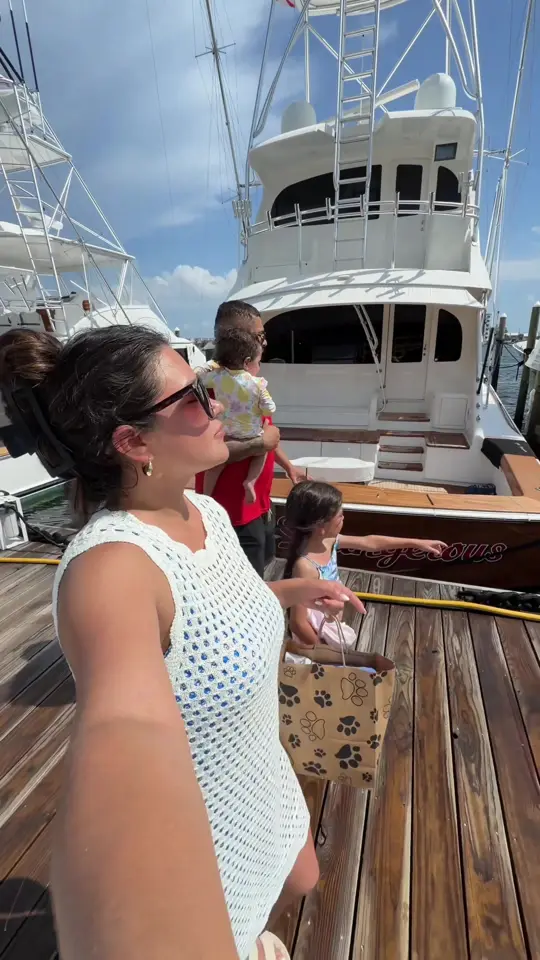 Boshamps Seafood And Oyster House in Destin showing visit, delicious food, video by homewithfey on TikTok