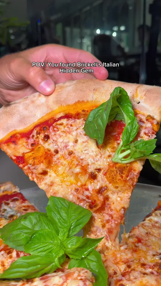 Brickell City Pizza in Miami showing pizza, italian food, restaurant visit, atmosphere, video by ostwalgonzalez01 on TikTok