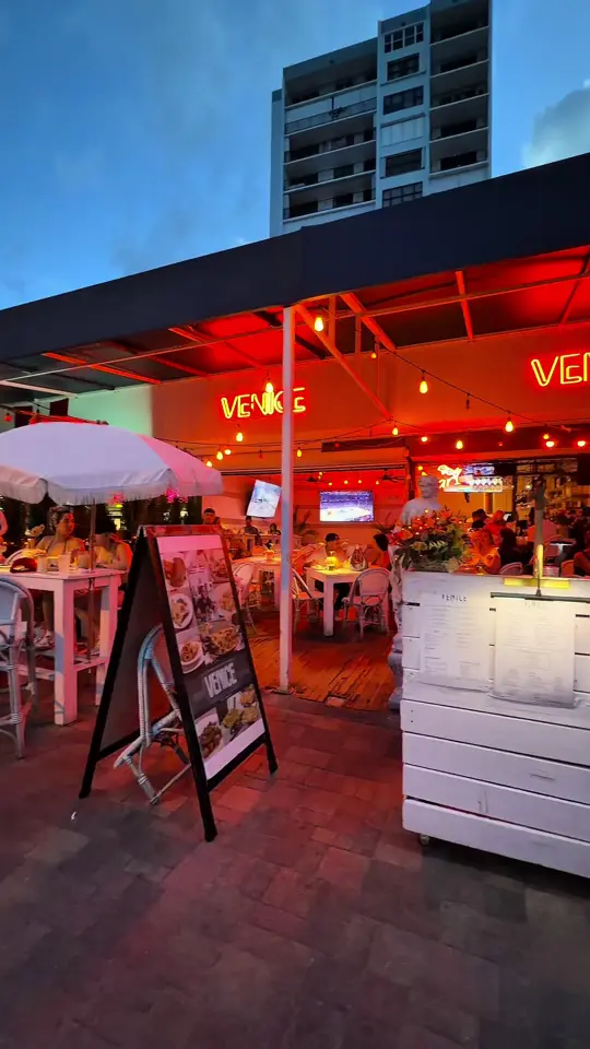 Broadwalk Restaurant on the Beach in Hollywood showing oceanfront dining, authentic italian food, fresh seafood, cocktails, breakfast, lunch, dinner, video by venicehollywoodfl on TikTok