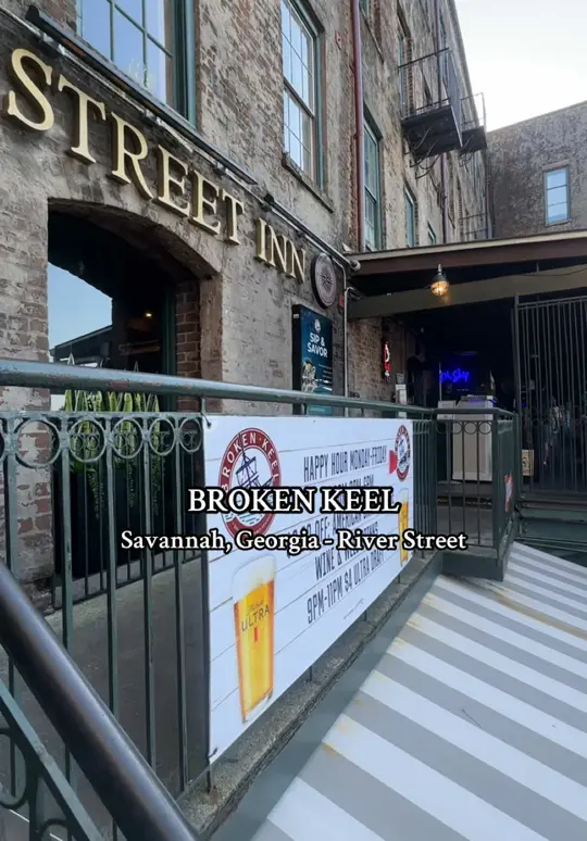 Broken Keel in Savannah showing review, salmon, lobster mac & cheese, peach cobbler, live music, river views, video by haileykparton on TikTok
