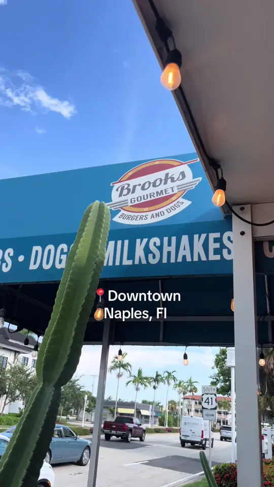 Brooks Burgers in Naples showing burger, smashburger, video by natypoveda1 on TikTok