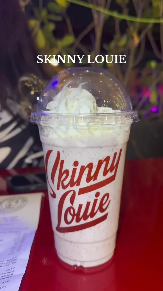 Burgers & Shakes in Miami Beach showing review, smash burger, milkshake, video by miagoesglobal on TikTok