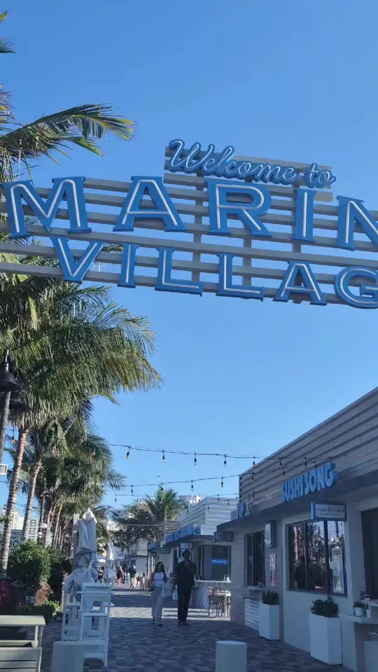 Burgers & Shakes in Miami Beach showing burgers, shakes, restaurant visit, video by wanderingsola on TikTok