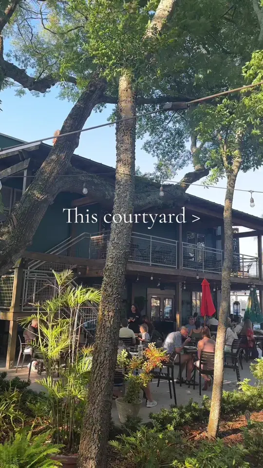 Cafe Karibo in Fernandina Beach showing dining al fresco, video by ameliaislandflorida on TikTok