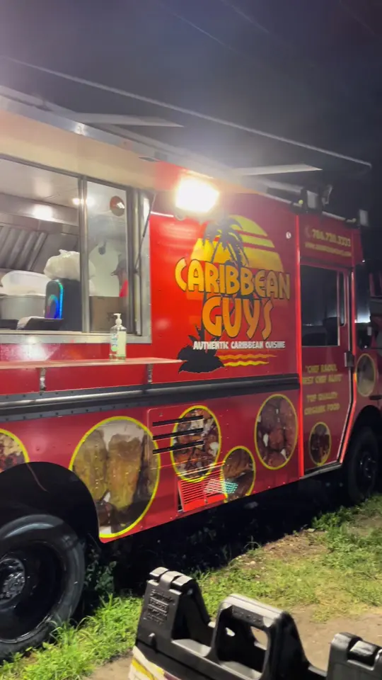 Caribbean Guys in Miramar showing food, mac and cheese, drink, lime punch, video by kiandrakhalifa_ on TikTok