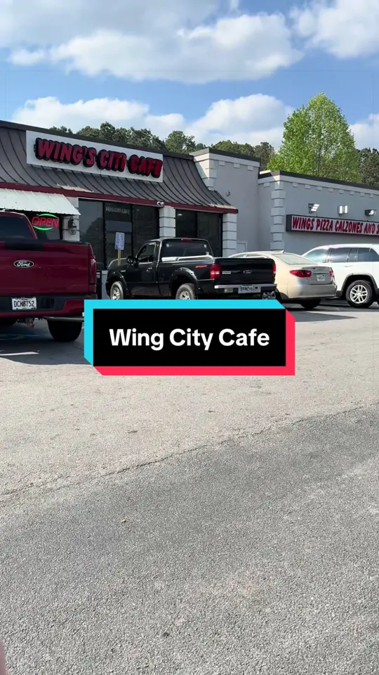 Carrollton Giovannis in Carrollton showing food review, lemon pepper wings, pizza, sandwiches, video by laurengoeslocal on TikTok