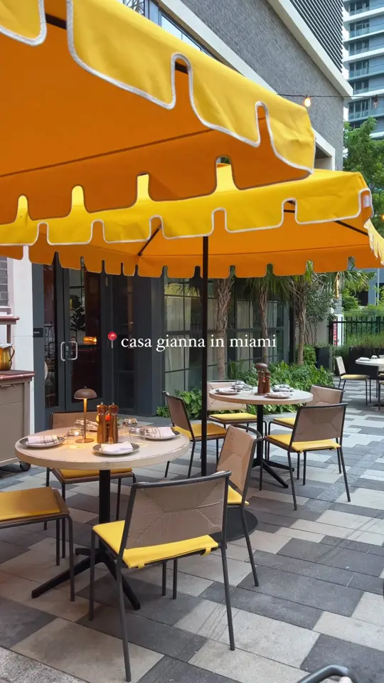 Casa Gianna in Miami showing review, visit, atmosphere, italian margarita, hugo spritz, oysters, salmon crudo, tuna tartare, fagotelli, diavola pizza, video by fluentinfood on TikTok