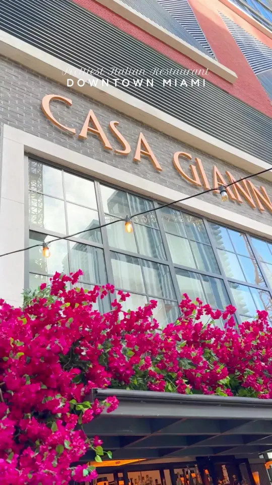 Casa Gianna in Miami showing review, visit, atmosphere, cozy vibe, italian food, video by fashion.eat.travel on TikTok