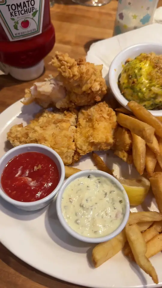Cheddar's Scratch Kitchen in Columbus showing review, fish and chips, trio appetizer, cheese curds, croissants with honey butter, video by ms.lacy1 on TikTok