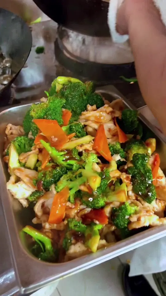 China Lee Buffet in Ocala showing food, chicken with broccoli, video by china.lee.buffet on TikTok