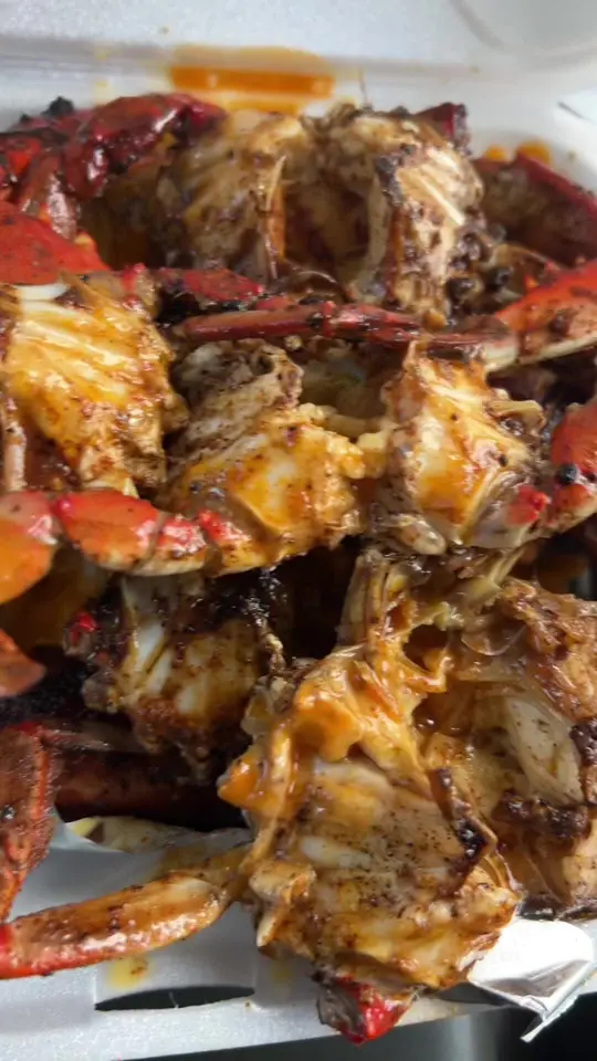 Crabs in Gulf Breeze showing chargrilled blue crabs, video by thecandyapplelady on TikTok