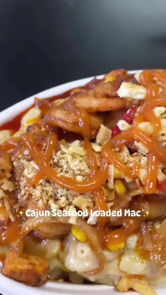 Da Loaded Mac in Fayetteville showing restaurant visit, loaded mac and cheese, video by platesandplaces_withyani on TikTok