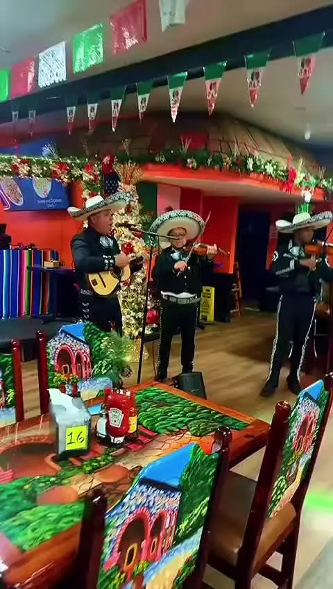 Del rancho Mexican in Greenacres showing live music, mariachi, atmosphere, visit, video by restaurantedelrancho on TikTok