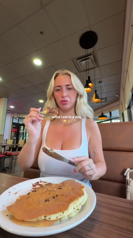 Denny's Restaurant in Orlando showing breakfast, pancakes, pizza loaded tots, tea, steak, fries, video by kenyacrompton on TikTok