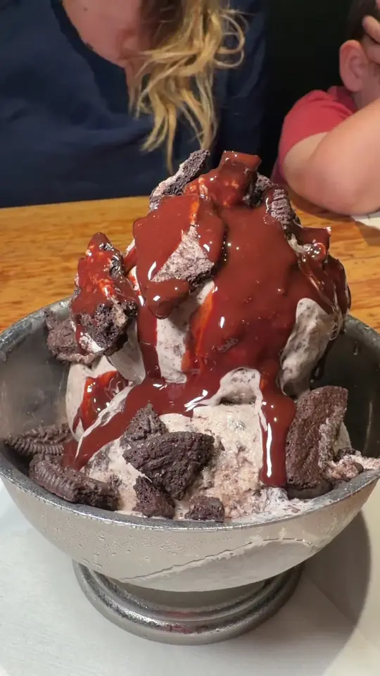  in Florida showing food, iron skillet mac & cheese, oven roasted chicken wings, roadside smash burger, knife and fork cobb salad, chicken caesar wrap, homemade oreo ice cream, video by .thefoode on TikTok