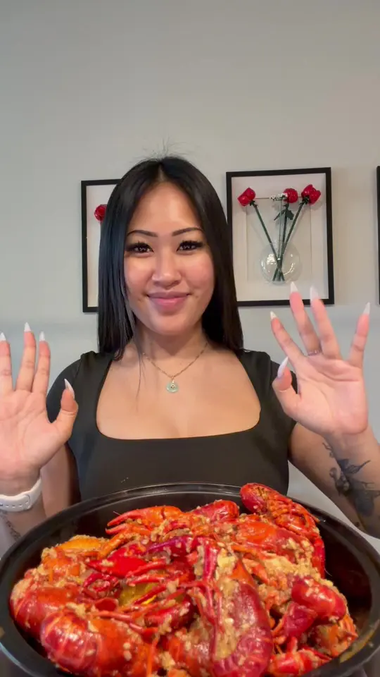 Dragon Express in Atlanta showing crawfish boil, mukbang, eating sounds, video by kenzsecreteats on TikTok
