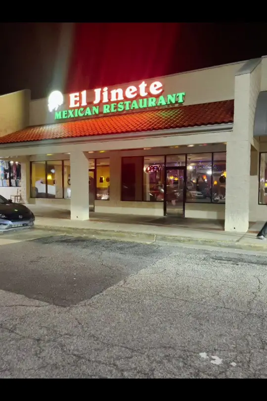 El Jinete Mexican Restaurant in Woodstock showing review, visit, food, mexican food, fajitas, nachos, burritos, tacos, video by honeyninabrown on TikTok