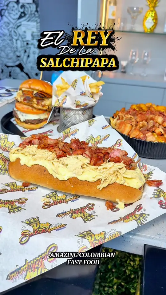 El Rey de la Salchipapa Miami in Miramar showing restaurant opening, loaded salchipapas, hot dogs, burgers, chicharrón, drinks, video by Denisse Montero on Facebook