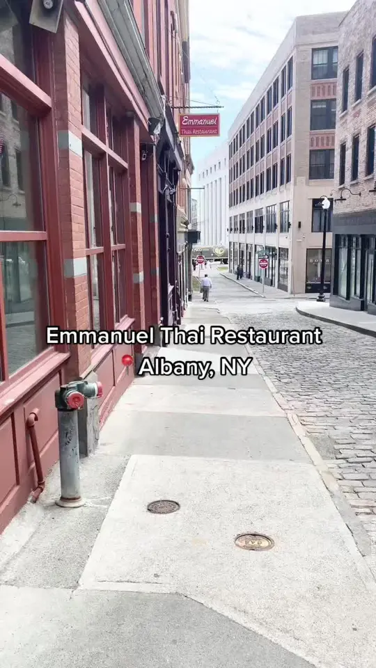 Emmanuel Thai Restaurant in Albany showing drunken noodles, thai iced tea, video by _mariaanastasio on TikTok