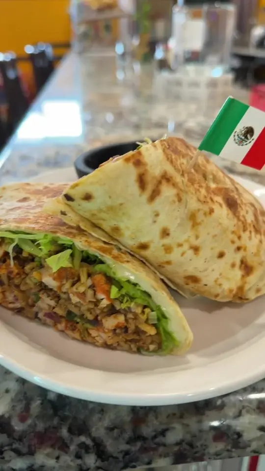  in Florida showing burrito, fresh to order, favorite ingredients, video by felipes.mexican.r on TikTok